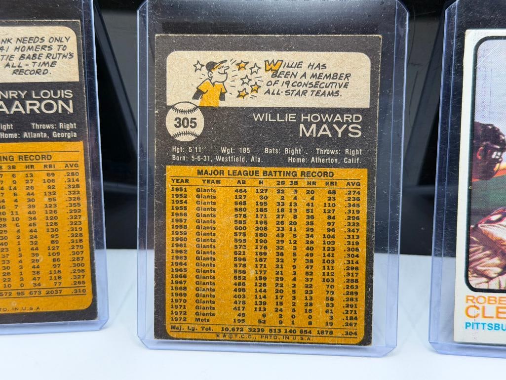 THREE 1973 TOPPS BASEBALL CARDS INCLUDING ROBERTO CLEMENTE, WILLIE MAYS, AND HANK AARON - 11