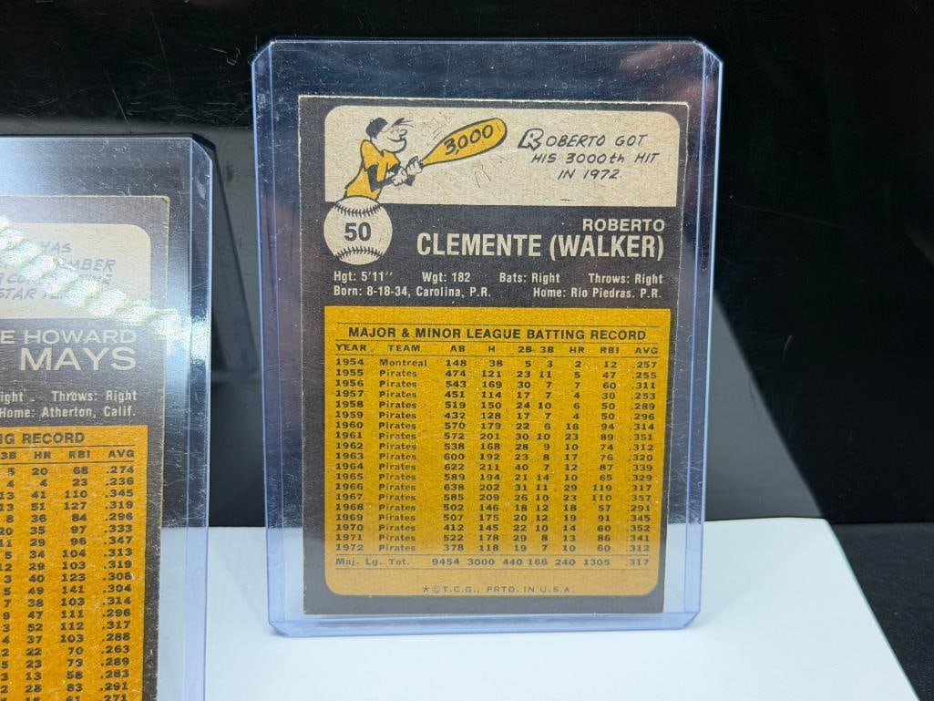 THREE 1973 TOPPS BASEBALL CARDS INCLUDING ROBERTO CLEMENTE, WILLIE MAYS, AND HANK AARON - 17