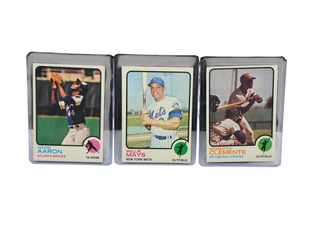THREE 1973 TOPPS BASEBALL CARDS INCLUDING ROBERTO CLEMENTE, WILLIE MAYS, AND HANK AARON (1 of 19)
