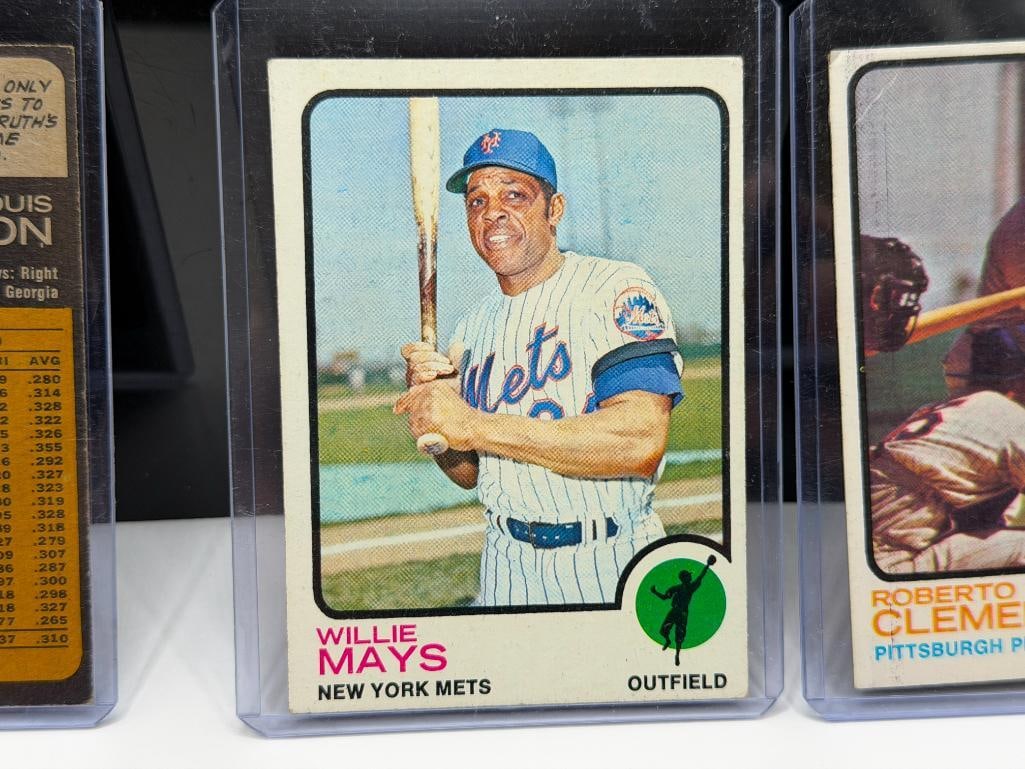 THREE 1973 TOPPS BASEBALL CARDS INCLUDING ROBERTO CLEMENTE, WILLIE MAYS, AND HANK AARON - 8