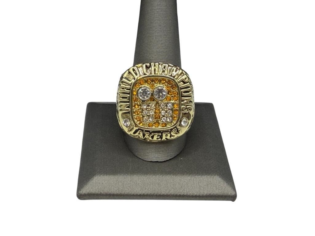 2001 LOS ANGELES LAKERS KOBE BRYANT NBA CHAMPIONSHIP REPLICA RING: GOLD TONE STAINLESS STEEL WITH CLEAR AND YELLOW STONE ACCENTS, KOBE BRYANT #8, "BACK 2 BACK" SIZE 12, 1 1/16" FRONT