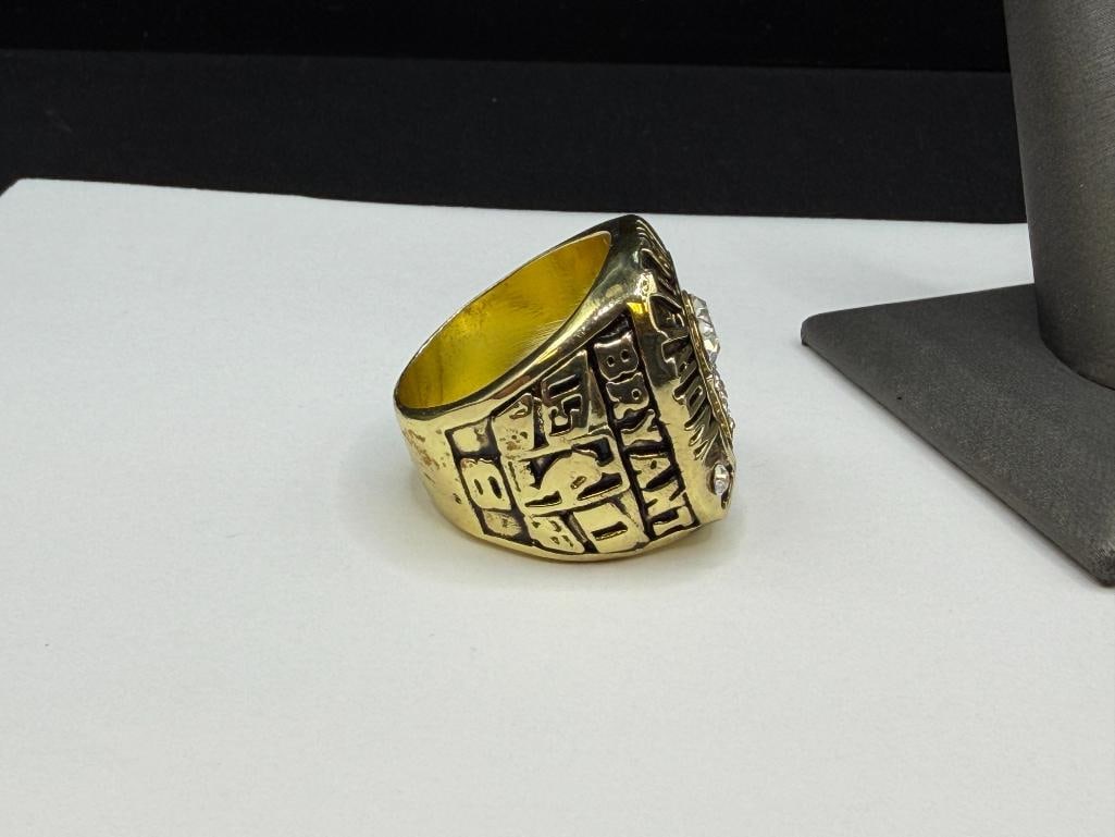 2001 LOS ANGELES LAKERS KOBE BRYANT NBA CHAMPIONSHIP REPLICA RING - 3
