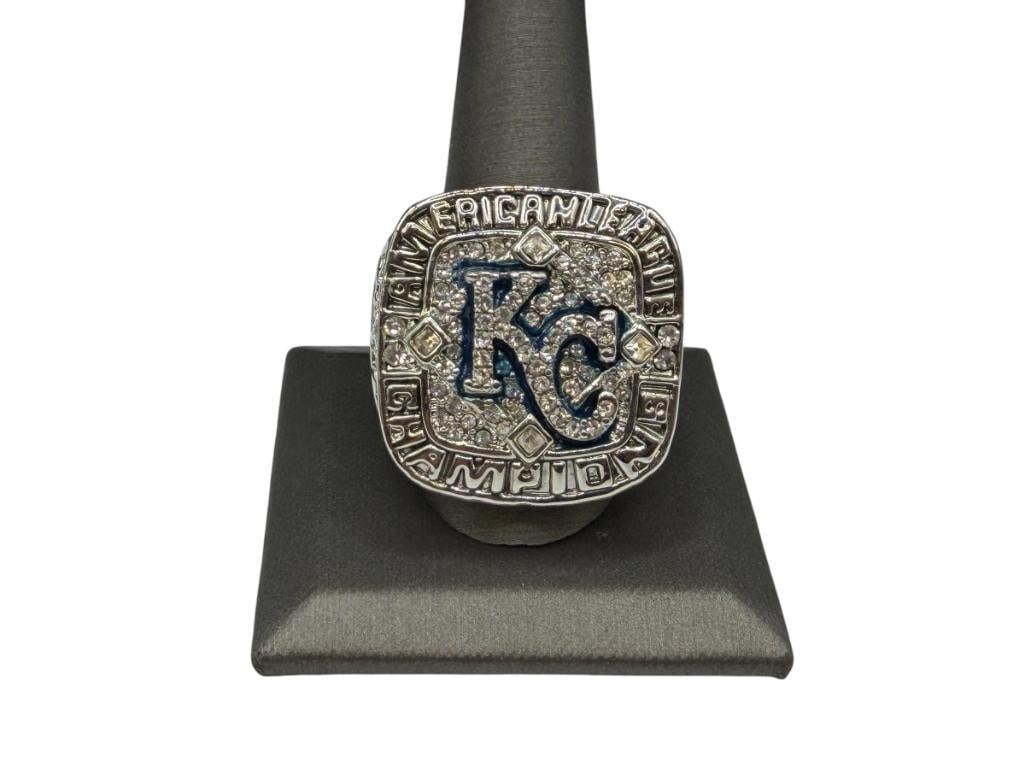 2014 KANSAS CITY ROYALS LORENZO CAIN MLB AMERICAN LEAGUE CHAMPIONSHIP REPLICA RING: STAINLESS STEEL WITH BLUE ENAMEL AND CLEAR STONES, FEATURING TEAM LOGOS SIZE 12 1/2, 1 1/8" FRONT