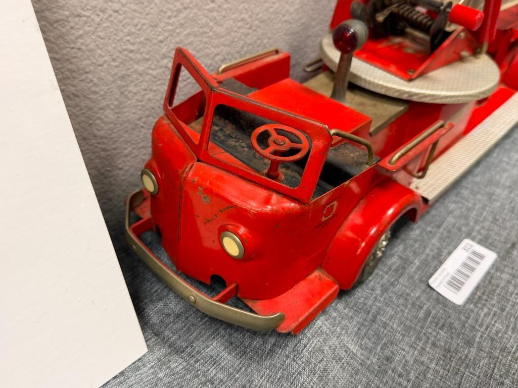 1950'S - 1960'S DOEPKE ROSSMOYNE PRESSED STEEL TOY AERIAL LADDER FIRE TRUCK - 3