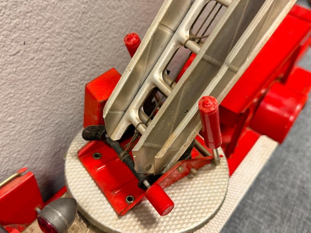 1950'S - 1960'S DOEPKE ROSSMOYNE PRESSED STEEL TOY AERIAL LADDER FIRE TRUCK - 9
