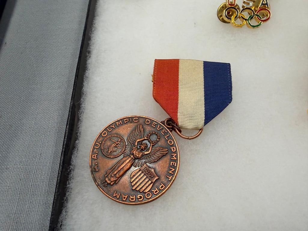 ASSORTED U.S. OLYMPIC SOUVENIR PINS AND MEDALS INCLUDING PINS DATING BACK TO 1980 - 12