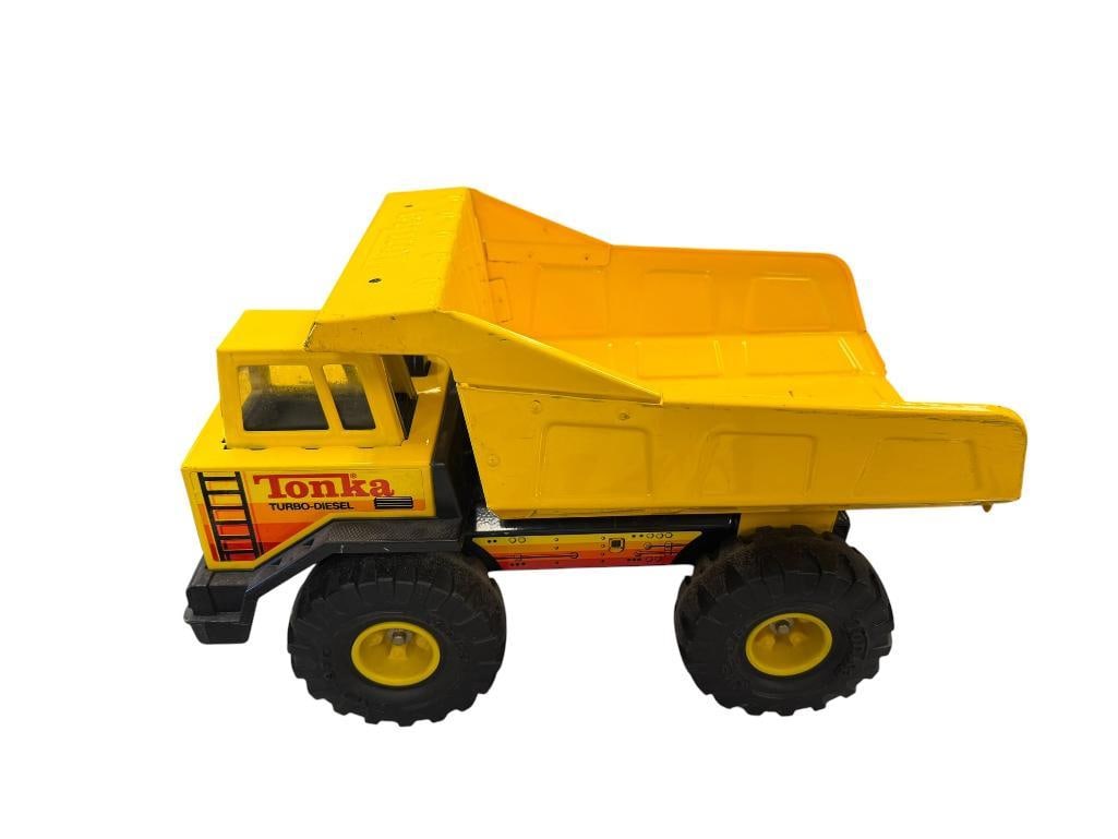 VINTAGE TOKNA TURBO-DIESEL DUMP TRUCK PRESSED STEEL CHILD'S TOY: PRESSED STEEL AND HARD PLASTIC DESIGN, GOOD CONDITION 16" X 8" X 10"