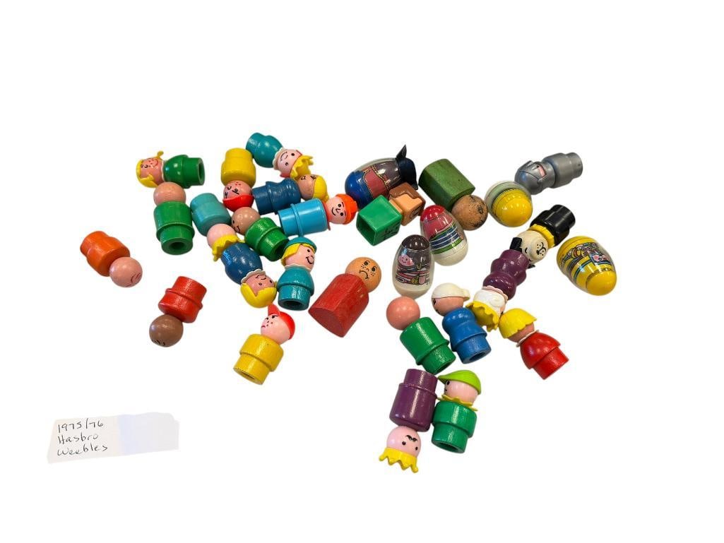 VINTAGE MID-1970'S FISHER PRICE LITTLE PEOPLE AND HASBRO WEEBLES TOYS: CARVED WOOD AND HARD PLASTIC DESIGNS APPROX. 2" EACH