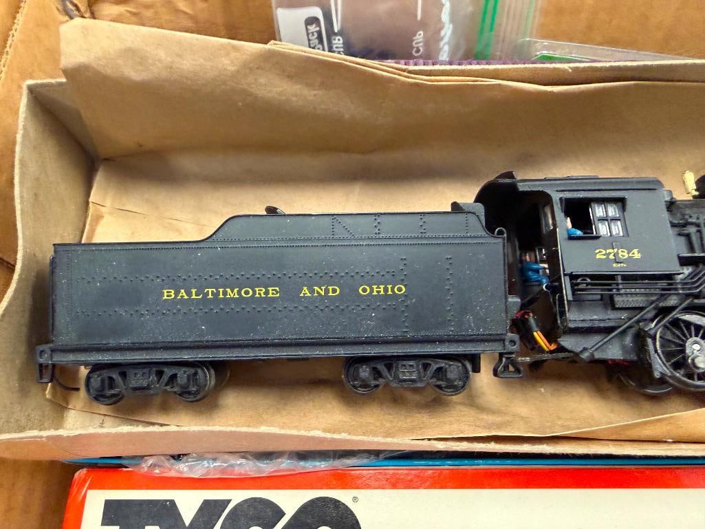 COLLECTION OF VINTAGE H.O. SCALE MODEL TRAINS INCLUDING BACHMAN, TYCO, TENSHODO, AND MORE - 10