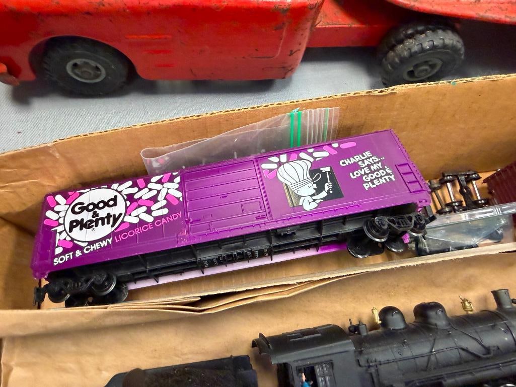 COLLECTION OF VINTAGE H.O. SCALE MODEL TRAINS INCLUDING BACHMAN, TYCO, TENSHODO, AND MORE - 11