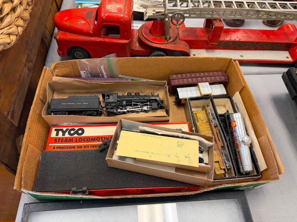 COLLECTION OF VINTAGE H.O. SCALE MODEL TRAINS INCLUDING BACHMAN, TYCO, TENSHODO, AND MORE - 2