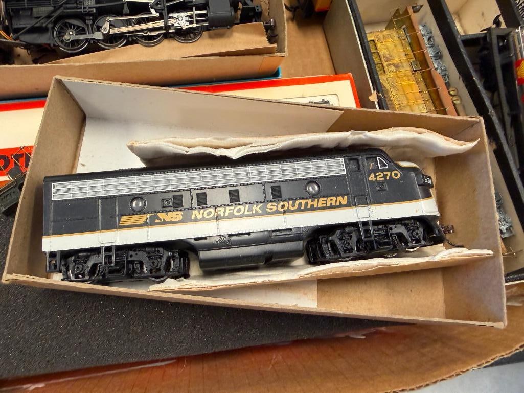 COLLECTION OF VINTAGE H.O. SCALE MODEL TRAINS INCLUDING BACHMAN, TYCO, TENSHODO, AND MORE - 3