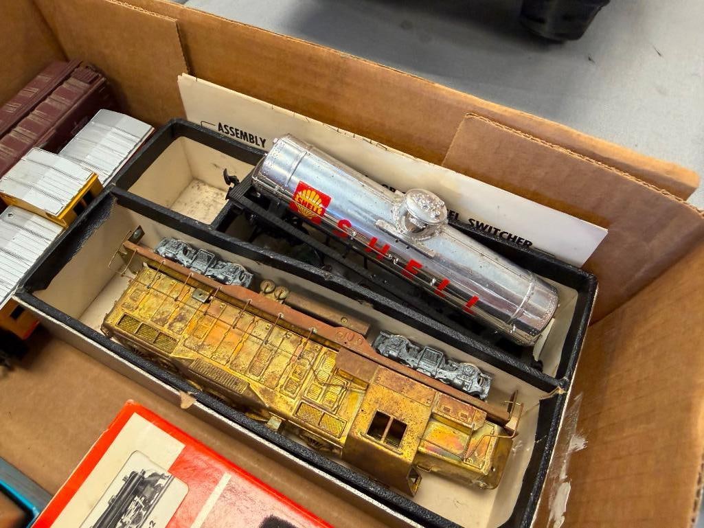 COLLECTION OF VINTAGE H.O. SCALE MODEL TRAINS INCLUDING BACHMAN, TYCO, TENSHODO, AND MORE - 4