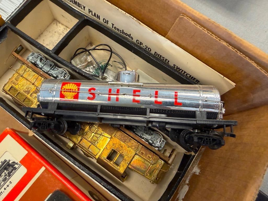 COLLECTION OF VINTAGE H.O. SCALE MODEL TRAINS INCLUDING BACHMAN, TYCO, TENSHODO, AND MORE - 5