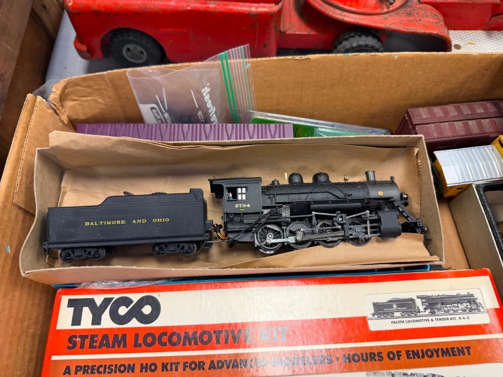 COLLECTION OF VINTAGE H.O. SCALE MODEL TRAINS INCLUDING BACHMAN, TYCO, TENSHODO, AND MORE - 8