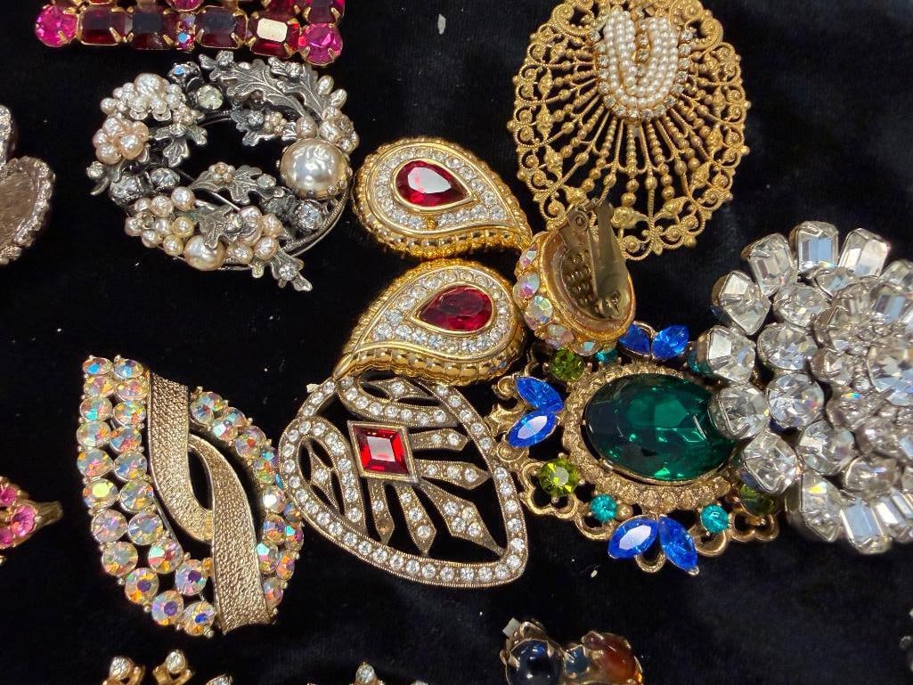 IMPRESSIVE COSTUME JEWELRY COLLECTIION FEATURING 72 PIECES INCLUDING WEISS, BAKELITE, KRAMMER, HOBE - 10