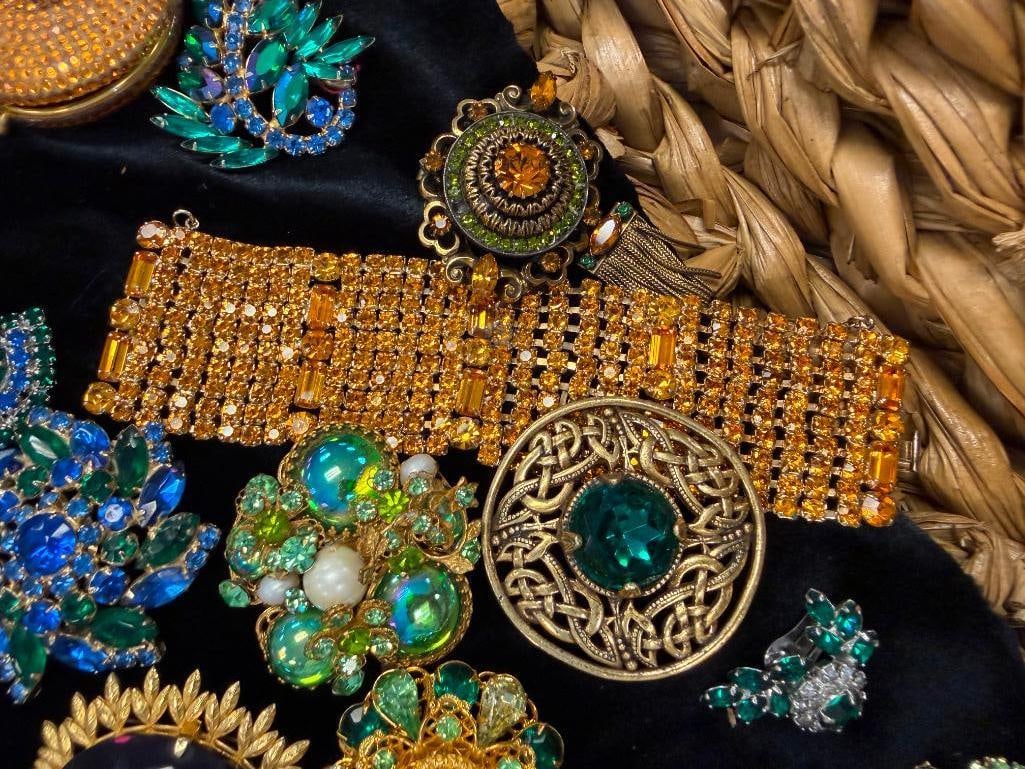 IMPRESSIVE COSTUME JEWELRY COLLECTIION FEATURING 72 PIECES INCLUDING WEISS, BAKELITE, KRAMMER, HOBE - 11