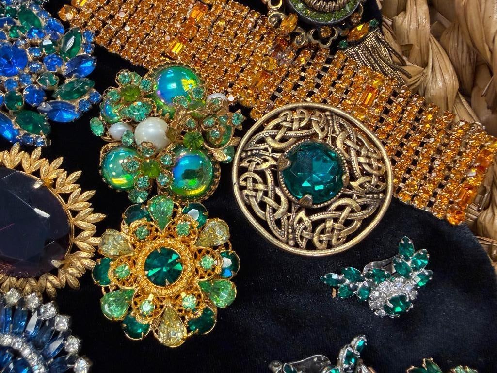 IMPRESSIVE COSTUME JEWELRY COLLECTIION FEATURING 72 PIECES INCLUDING WEISS, BAKELITE, KRAMMER, HOBE - 12