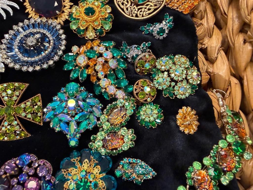 IMPRESSIVE COSTUME JEWELRY COLLECTIION FEATURING 72 PIECES INCLUDING WEISS, BAKELITE, KRAMMER, HOBE - 13