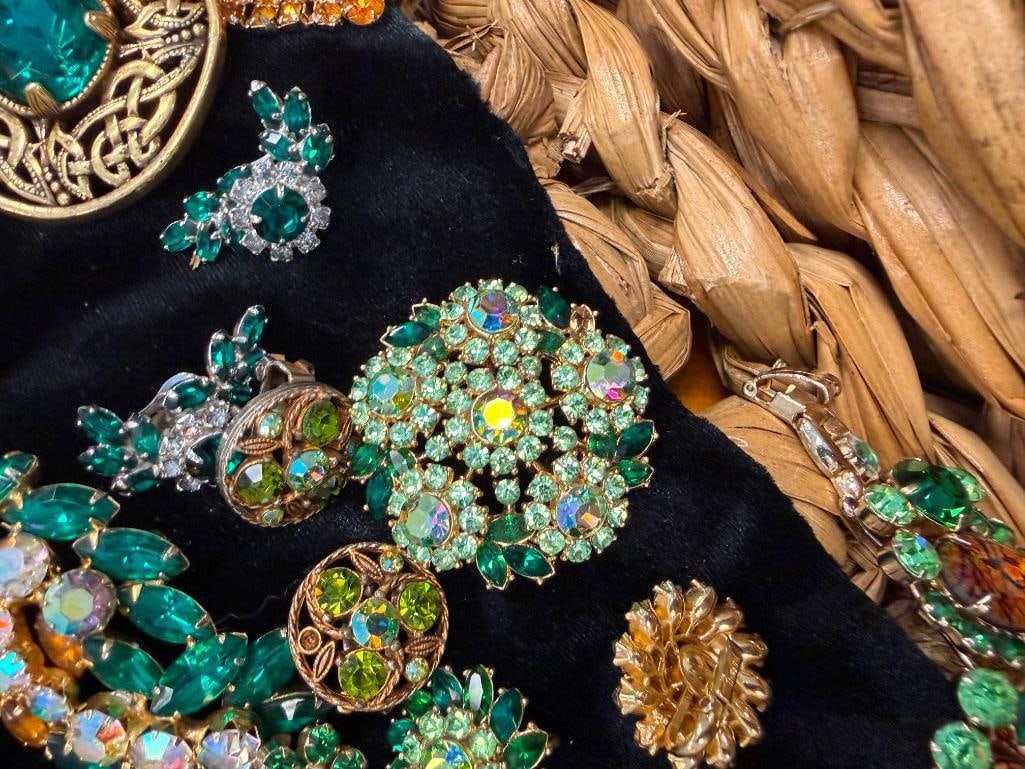 IMPRESSIVE COSTUME JEWELRY COLLECTIION FEATURING 72 PIECES INCLUDING WEISS, BAKELITE, KRAMMER, HOBE - 14