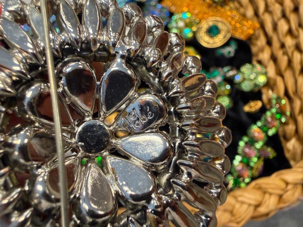 IMPRESSIVE COSTUME JEWELRY COLLECTIION FEATURING 72 PIECES INCLUDING WEISS, BAKELITE, KRAMMER, HOBE - 15
