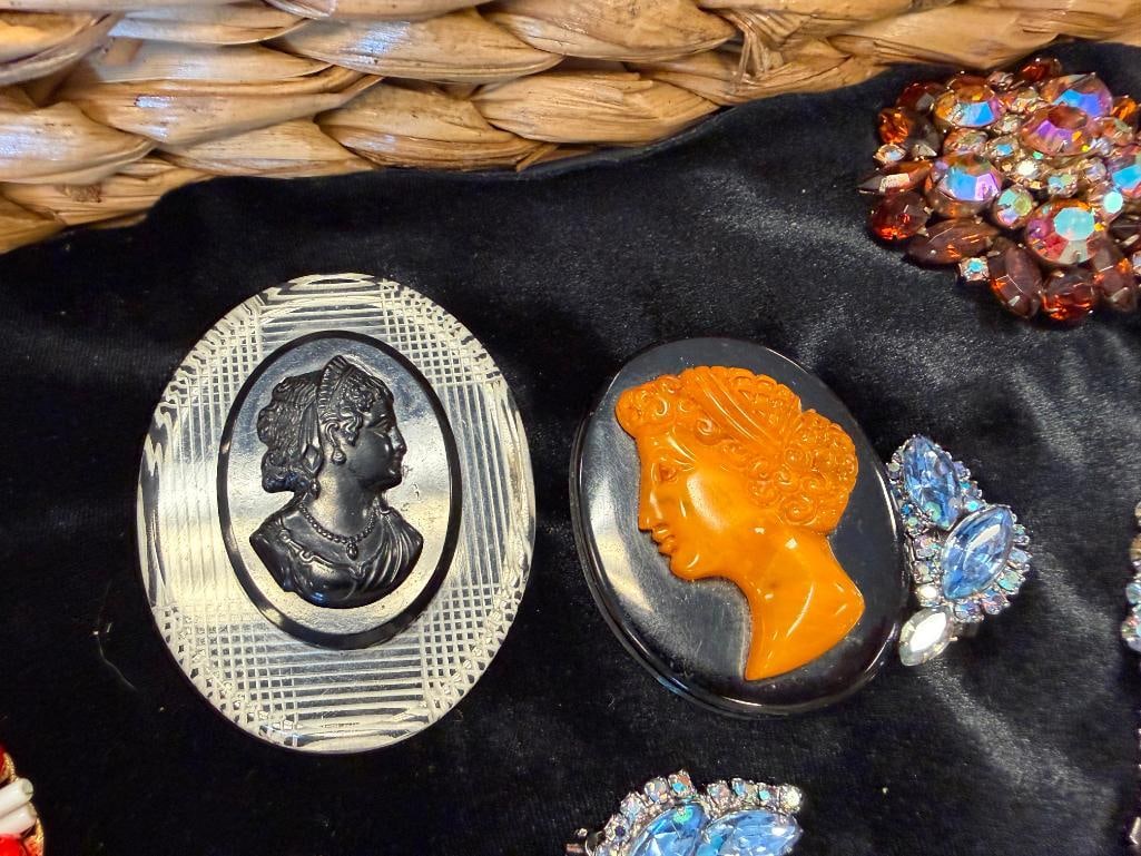 IMPRESSIVE COSTUME JEWELRY COLLECTIION FEATURING 72 PIECES INCLUDING WEISS, BAKELITE, KRAMMER, HOBE - 17