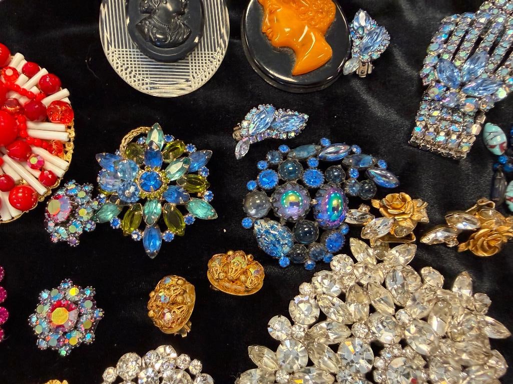 IMPRESSIVE COSTUME JEWELRY COLLECTIION FEATURING 72 PIECES INCLUDING WEISS, BAKELITE, KRAMMER, HOBE - 18