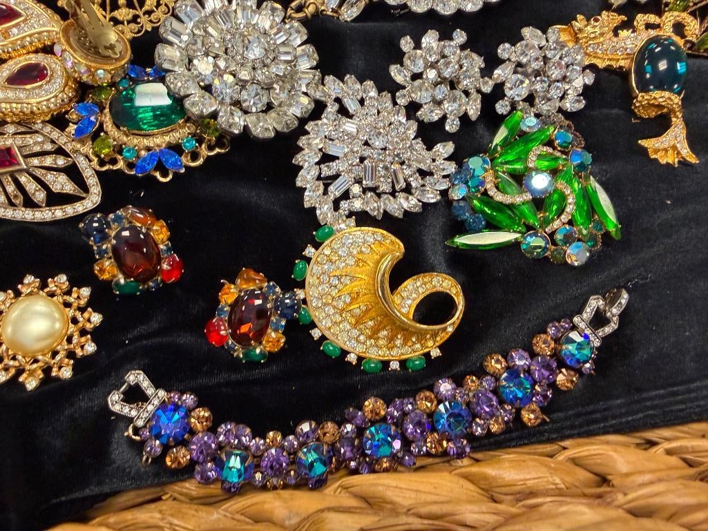 IMPRESSIVE COSTUME JEWELRY COLLECTIION FEATURING 72 PIECES INCLUDING WEISS, BAKELITE, KRAMMER, HOBE - 19