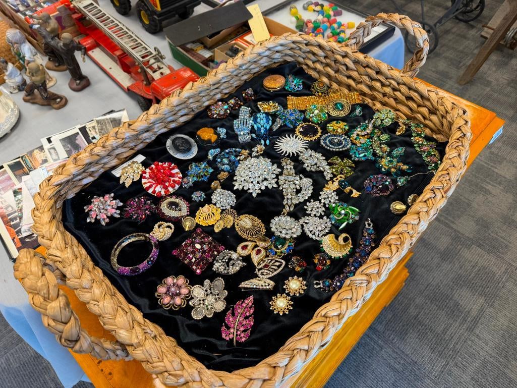 IMPRESSIVE COSTUME JEWELRY COLLECTIION FEATURING 72 PIECES INCLUDING WEISS, BAKELITE, KRAMMER, HOBE - 20