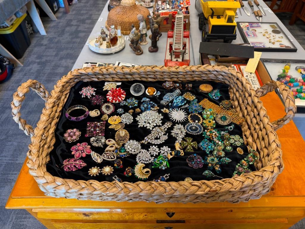 IMPRESSIVE COSTUME JEWELRY COLLECTIION FEATURING 72 PIECES INCLUDING WEISS, BAKELITE, KRAMMER, HOBE - 2