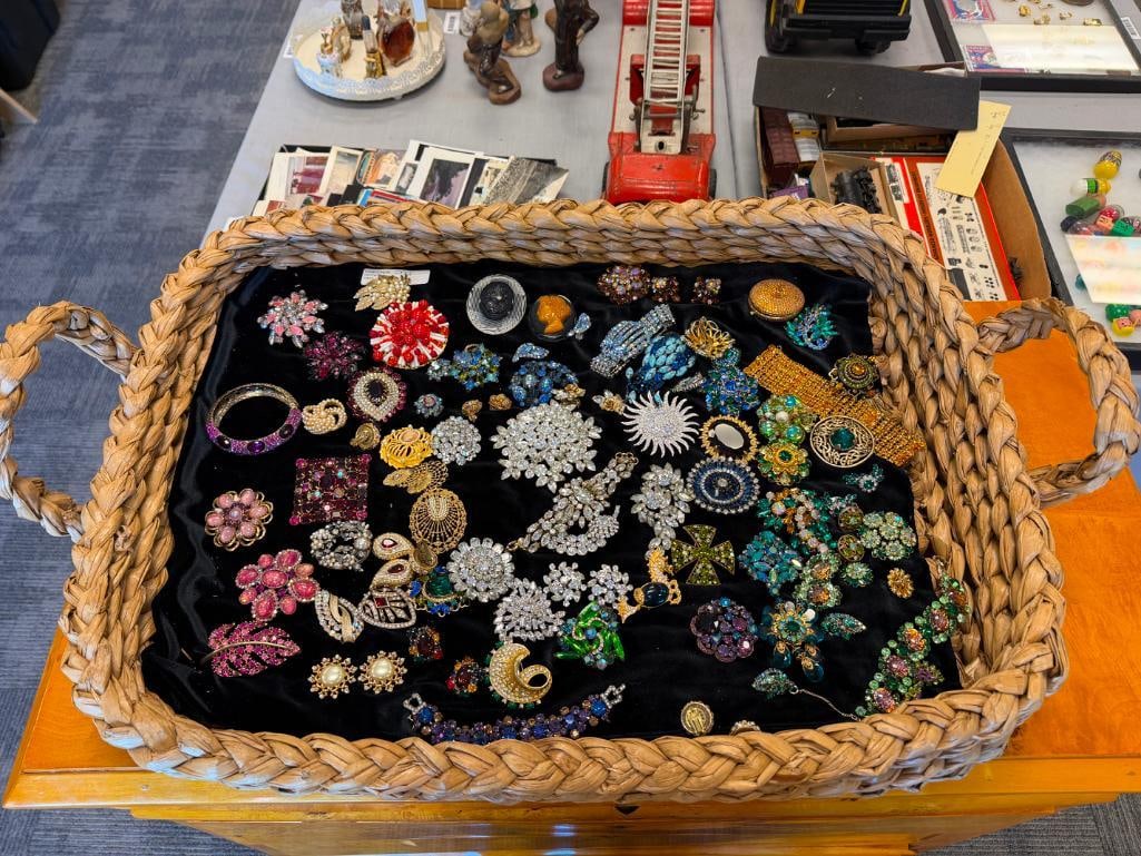 IMPRESSIVE COSTUME JEWELRY COLLECTIION FEATURING 72 PIECES INCLUDING WEISS, BAKELITE, KRAMMER, HOBE - 3