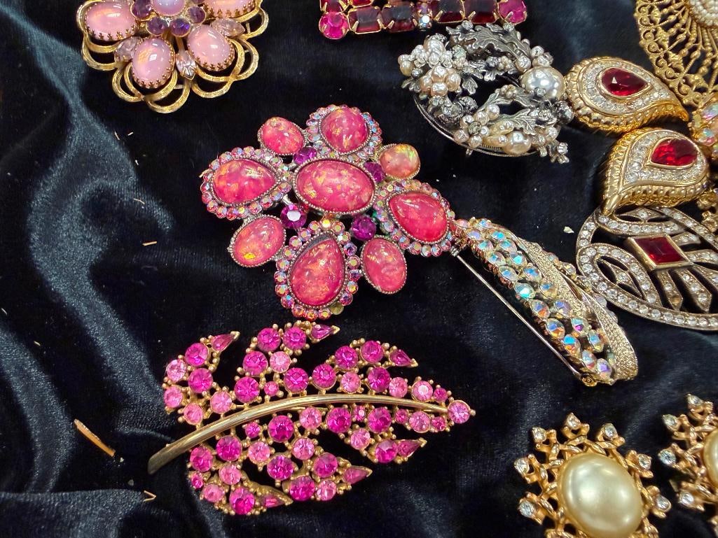 IMPRESSIVE COSTUME JEWELRY COLLECTIION FEATURING 72 PIECES INCLUDING WEISS, BAKELITE, KRAMMER, HOBE - 4