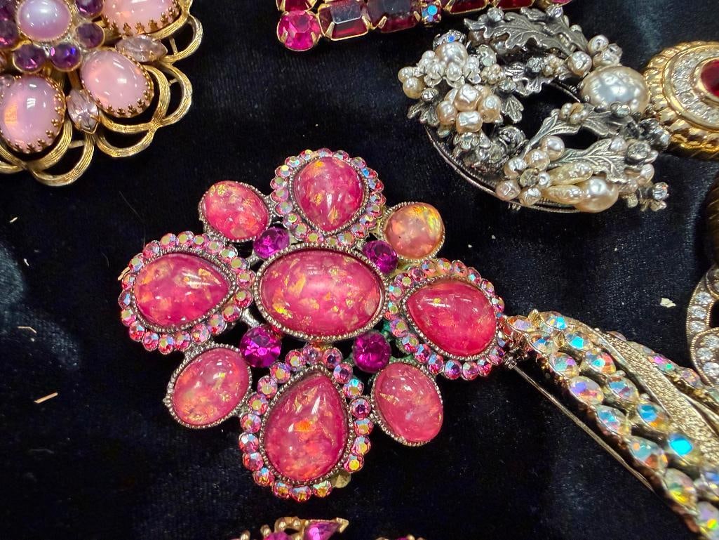 IMPRESSIVE COSTUME JEWELRY COLLECTIION FEATURING 72 PIECES INCLUDING WEISS, BAKELITE, KRAMMER, HOBE - 5