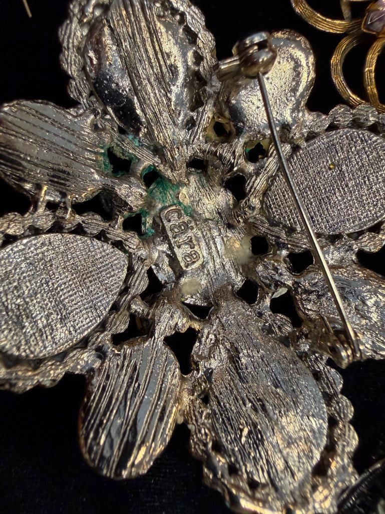 IMPRESSIVE COSTUME JEWELRY COLLECTIION FEATURING 72 PIECES INCLUDING WEISS, BAKELITE, KRAMMER, HOBE - 6