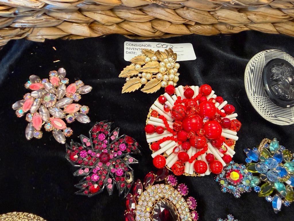 IMPRESSIVE COSTUME JEWELRY COLLECTIION FEATURING 72 PIECES INCLUDING WEISS, BAKELITE, KRAMMER, HOBE - 8