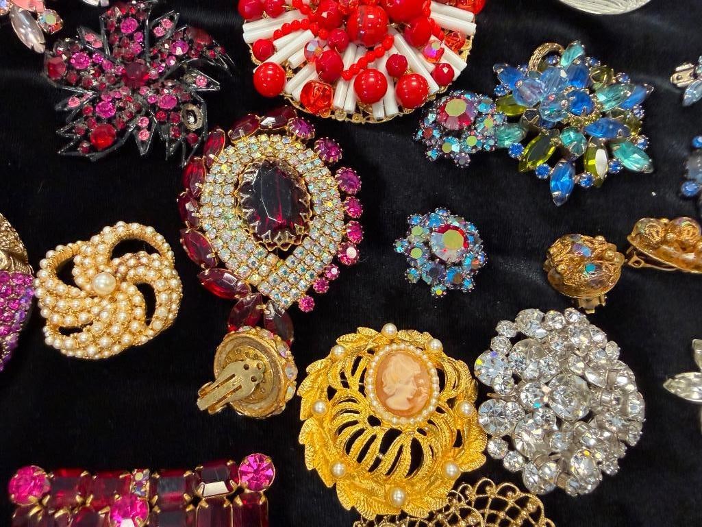 IMPRESSIVE COSTUME JEWELRY COLLECTIION FEATURING 72 PIECES INCLUDING WEISS, BAKELITE, KRAMMER, HOBE - 9