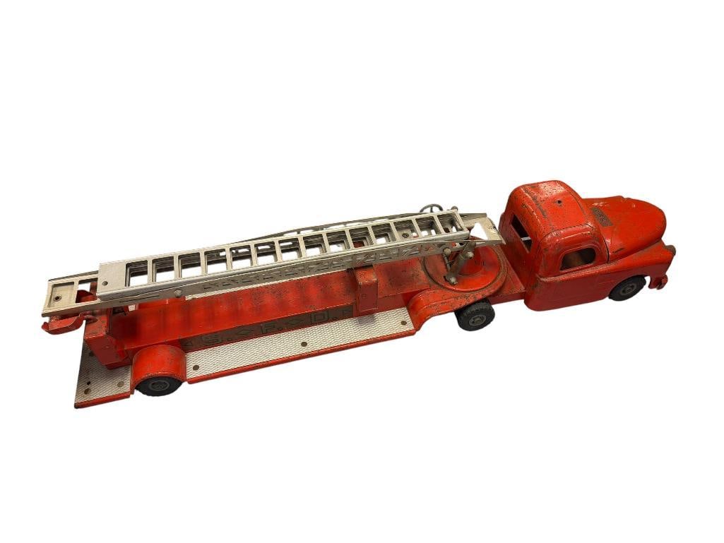 VINTAGE 1950'S STRUCTO LADDER TRUCK PRESSED STEEL TOY FEATURING CLOSED CAB AND S.F.D. DECAL ON SIDE (1 of 10)