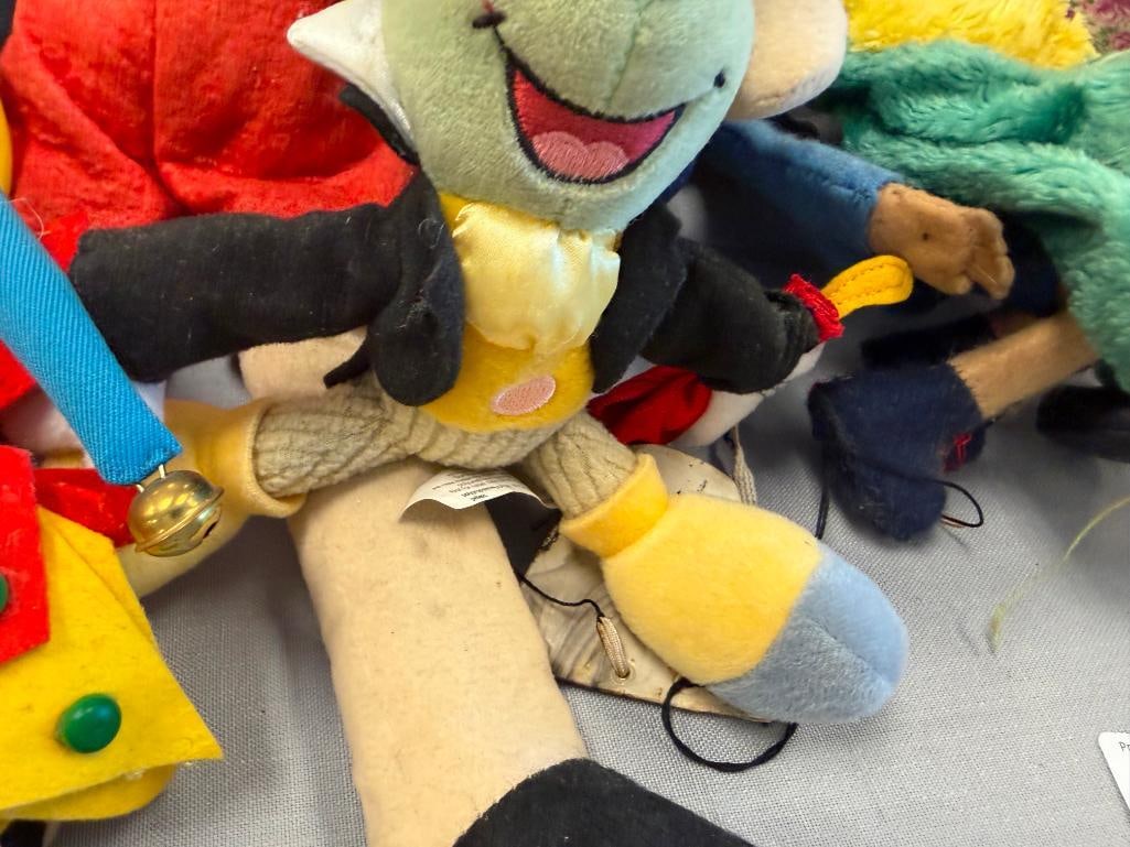 PINNOCHIO COLLECTIBLE DOLLS INCLUDING JIMINIY CRICKET, PINNOCHIO, CARVED WOOD JESTER, AND MORE - 8