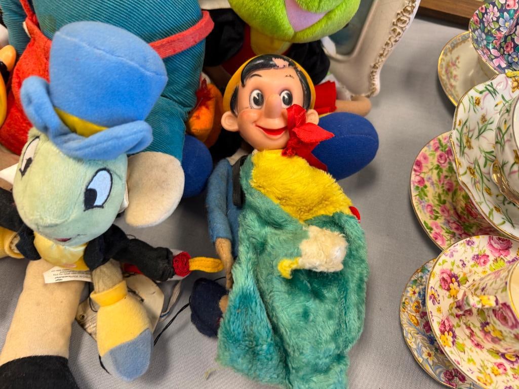 PINNOCHIO COLLECTIBLE DOLLS INCLUDING JIMINIY CRICKET, PINNOCHIO, CARVED WOOD JESTER, AND MORE - 9