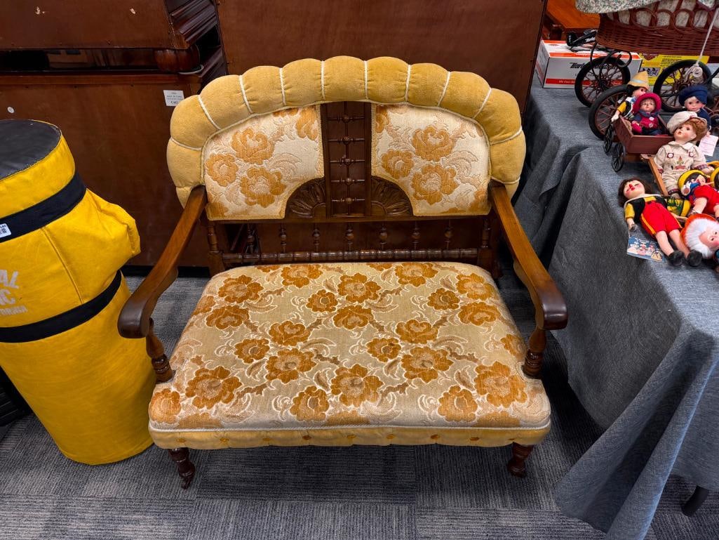 ANTIQUE VICTORIAN EASTLAKE WALNUT FRAMED SETTEE BENCH FEATURING YELLOW FLORAL UPHOLSTERY - 2