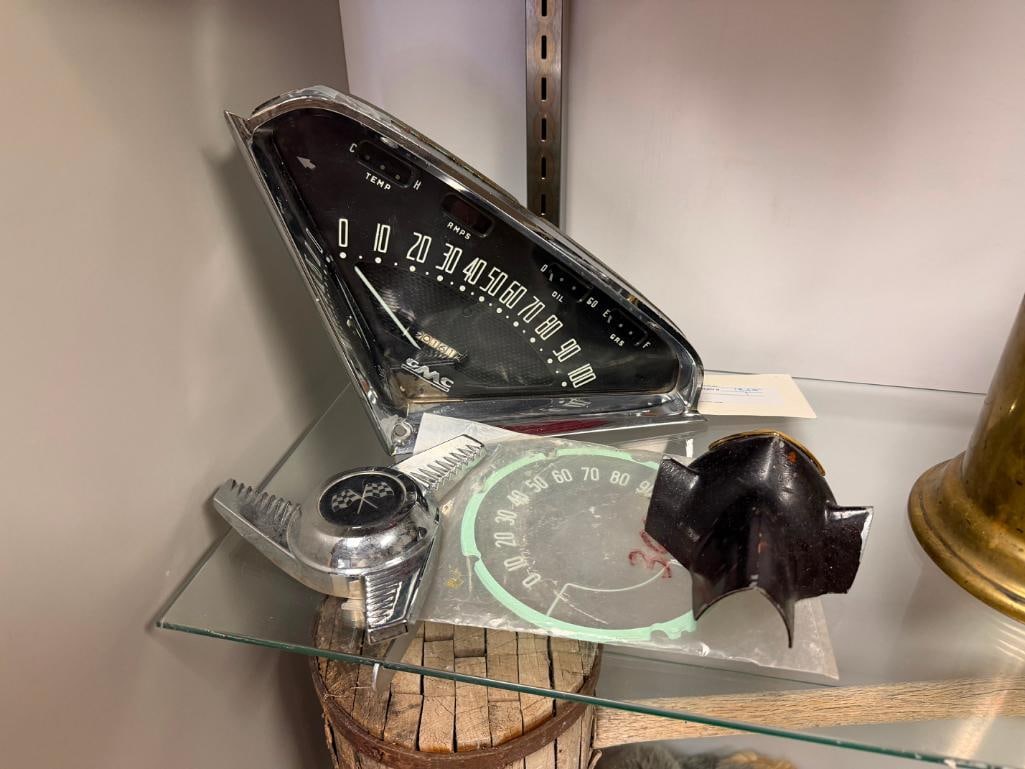 VINTAGE AUTOMOTIVE ACCESSORIES INCLUDING 1950'S GMC V SHAPED ASSEMBLY, CHEVY HORN COVER, AND MORE - 2
