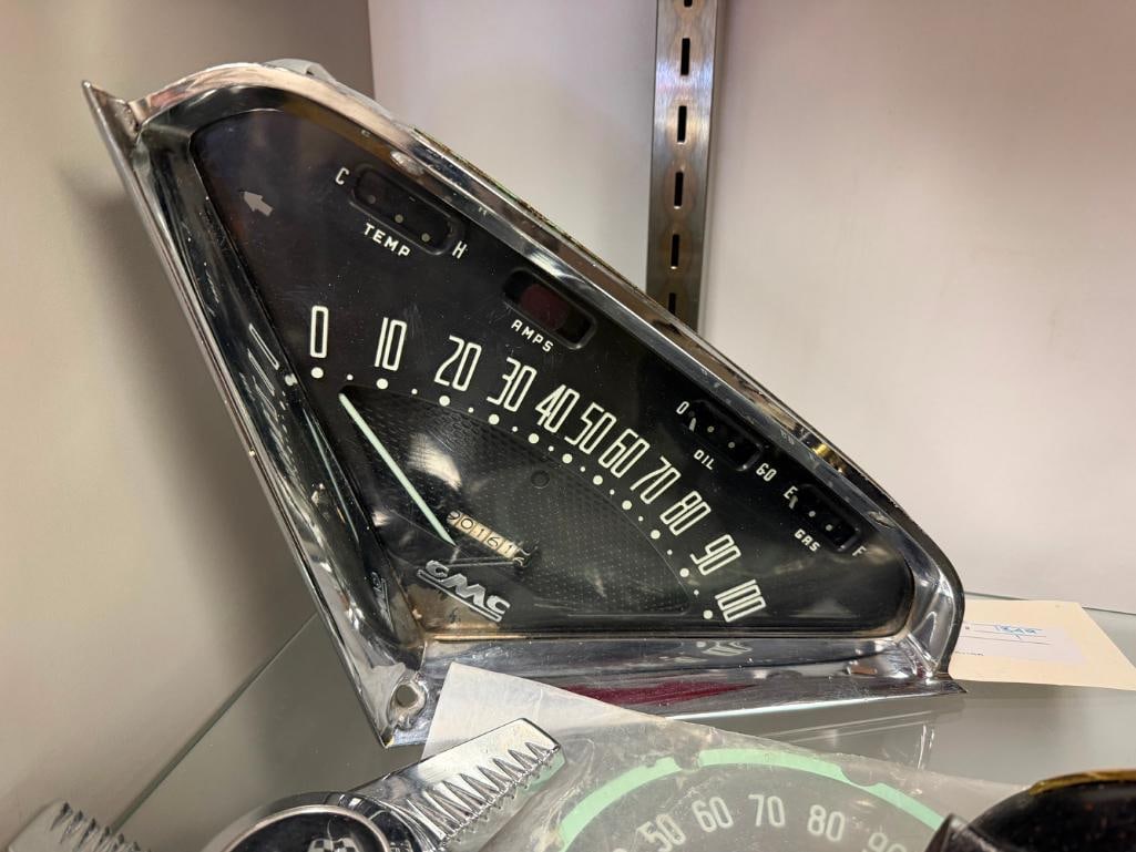 VINTAGE AUTOMOTIVE ACCESSORIES INCLUDING 1950'S GMC V SHAPED ASSEMBLY, CHEVY HORN COVER, AND MORE - 3