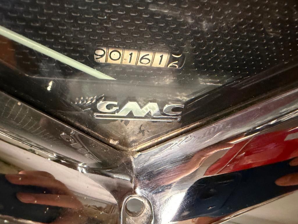 VINTAGE AUTOMOTIVE ACCESSORIES INCLUDING 1950'S GMC V SHAPED ASSEMBLY, CHEVY HORN COVER, AND MORE - 4