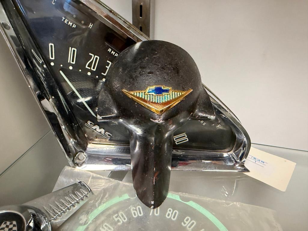 VINTAGE AUTOMOTIVE ACCESSORIES INCLUDING 1950'S GMC V SHAPED ASSEMBLY, CHEVY HORN COVER, AND MORE - 6