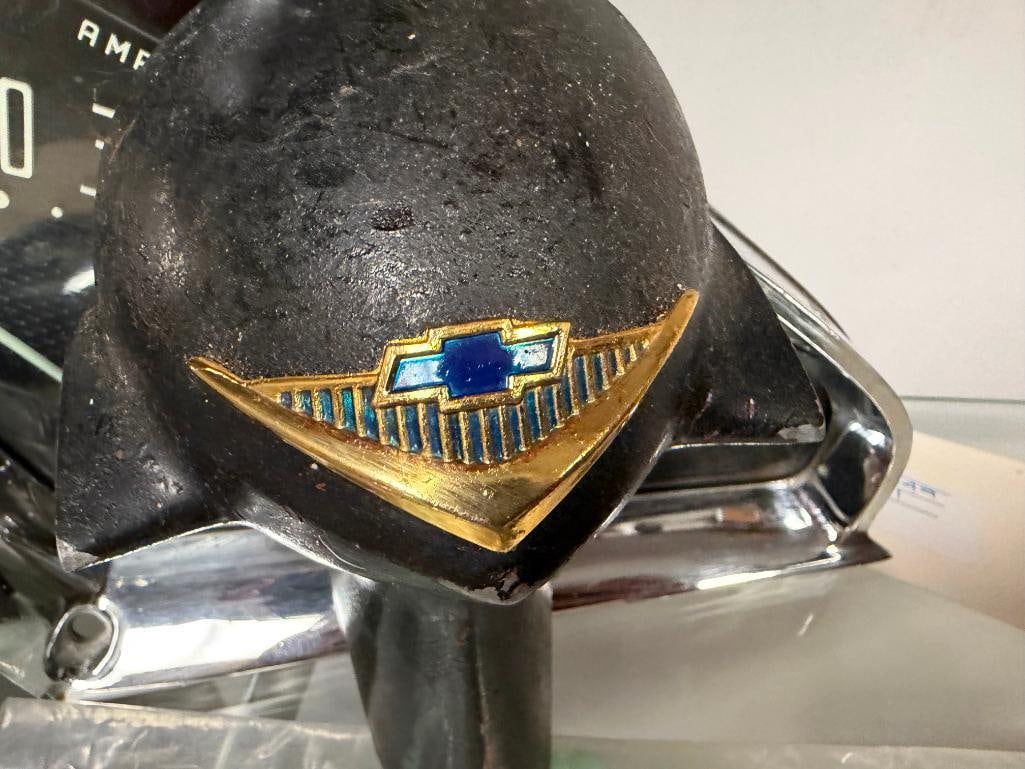 VINTAGE AUTOMOTIVE ACCESSORIES INCLUDING 1950'S GMC V SHAPED ASSEMBLY, CHEVY HORN COVER, AND MORE - 7