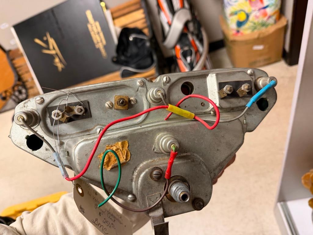 VINTAGE AUTOMOTIVE ACCESSORIES INCLUDING 1950'S GMC V SHAPED ASSEMBLY, CHEVY HORN COVER, AND MORE - 9