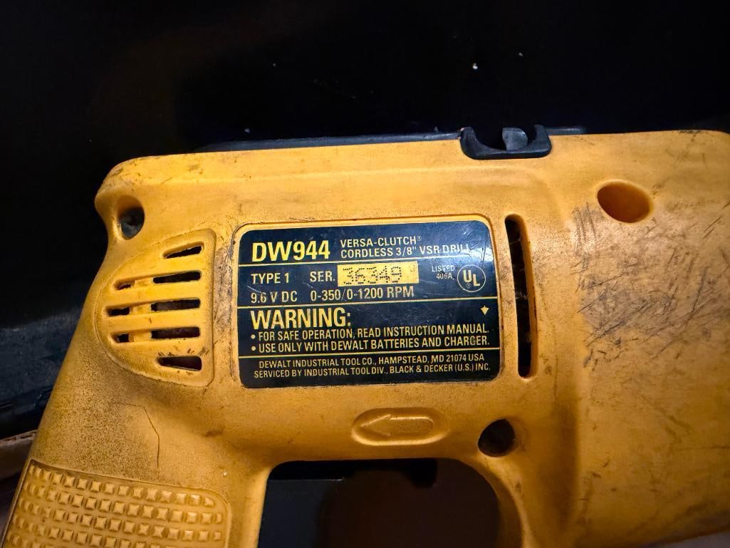 DEWALT DW944 VERSA CLUTCH 3/8" VSR CORDLESS DRILL SET - 10