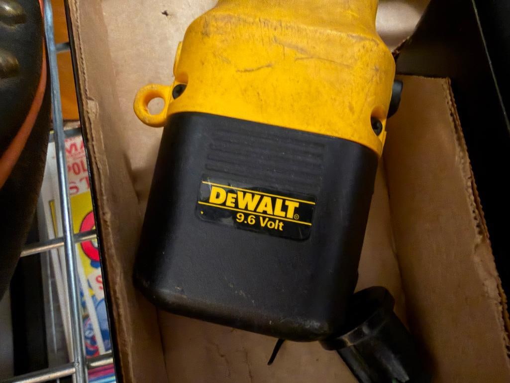 DEWALT DW944 VERSA CLUTCH 3/8" VSR CORDLESS DRILL SET - 11