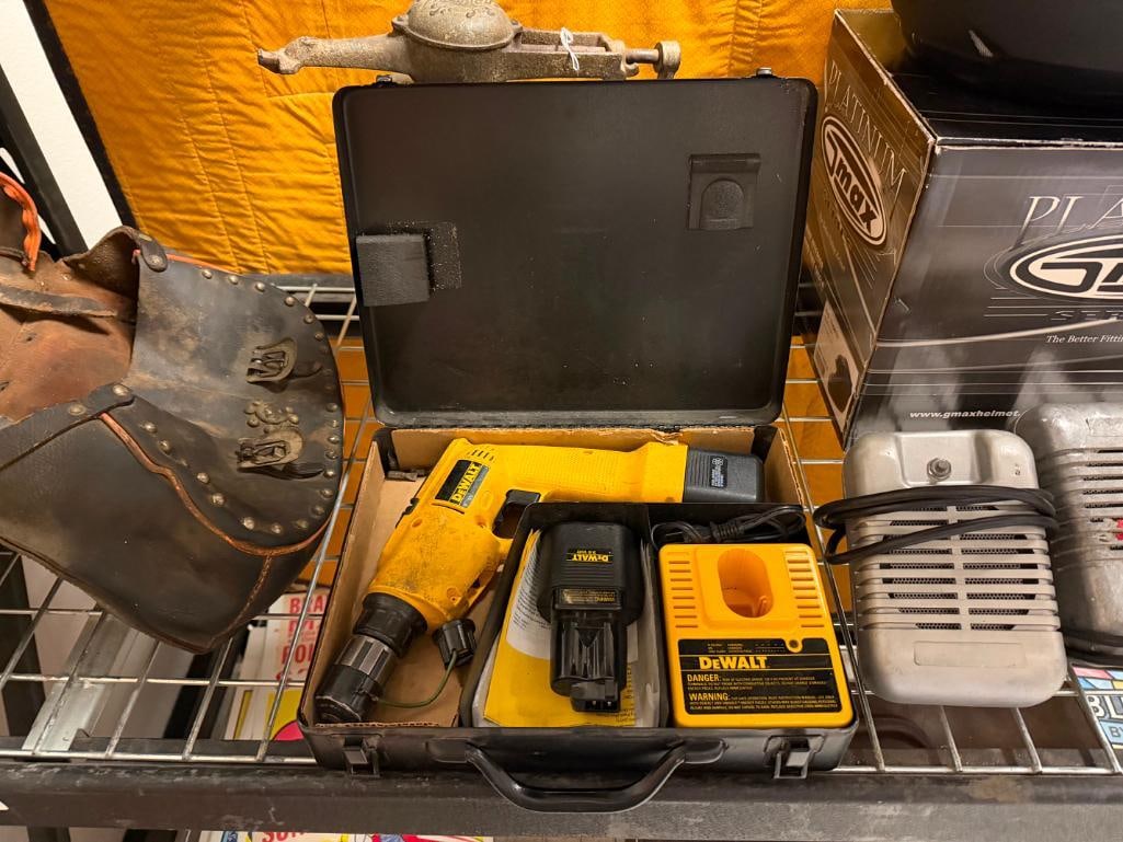 DEWALT DW944 VERSA CLUTCH 3/8" VSR CORDLESS DRILL SET (1 of 11)