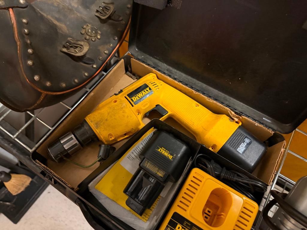 DEWALT DW944 VERSA CLUTCH 3/8" VSR CORDLESS DRILL SET - 4